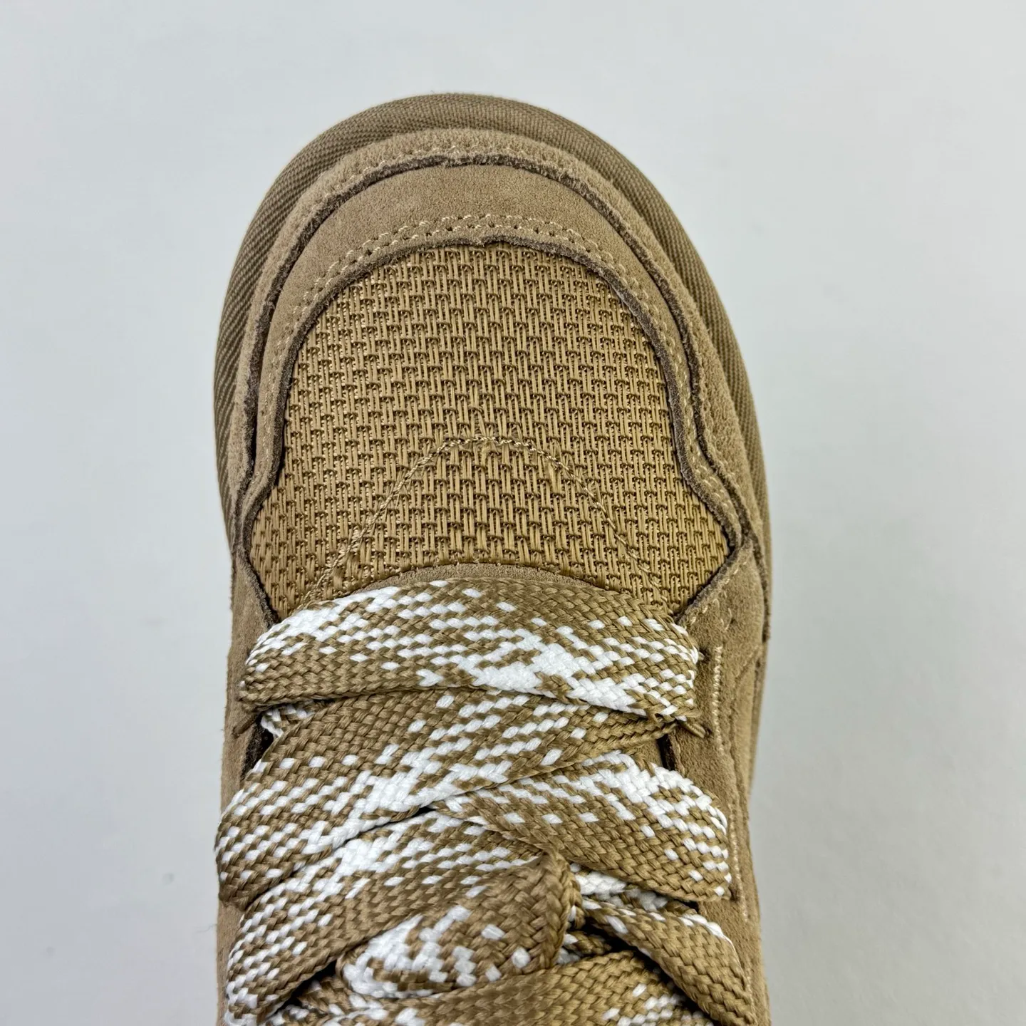 Local 💰600 OEM grade 4032 Mel series, top workmanship, super stable version ✔️ Good looks and texture, suede leather + low-key logo show retro, classic two-color shoelaces can be worn as two shoes ✔️ So comfortable that you want to weld your feet, ultra-light material + 5cm thick sole, increase height without tiring the feet, wool insoles are warm and breathable, no pressure for commuting and shopping all day long ✔️ I love the details: wide shoelaces for photos. Sizes 34-45 are suitable for various foot types. Slight stains can be wiped clean with a damp cloth. The loose feeling in early autumn is all due to it. Close your eyes and avoid stepping on thunder! 👟